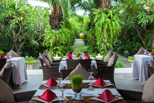 Mahagiri restaurant tropical dining setting
